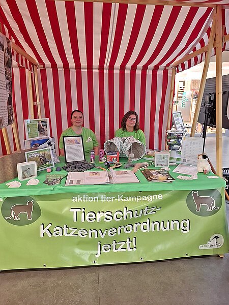 aktion tier beim Cats Day 2025 im Forum Steglitz in Berlin Zwei Mitarbeiterinnen an einem Infostand