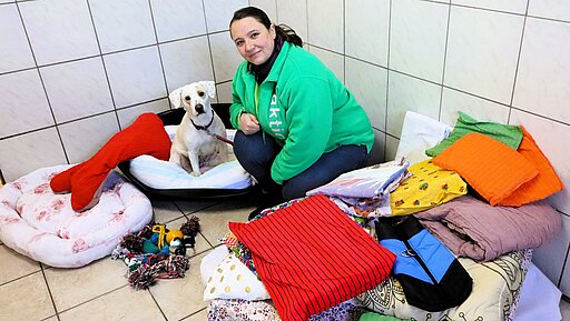 Michaela Gebhard und Hündin Romy begutachten die Spenden