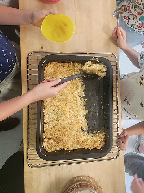 Auch der vegane Apfel-Crumble ist sehr gut gelungen.