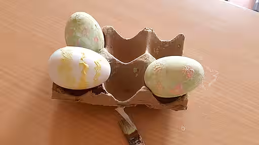 Mit Pinsel, Farben und Stickern verwandelten die Kinder die Kunststoffeier in viele bunte, ganz persönliche Kunstwerke. 
