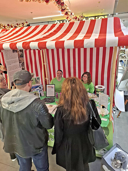 aktion tier beim Cats Day 2025 im Forum Steglitz in Berlin Passanten vor einem unserer Infostände