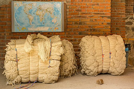 Der Weg der konventionellen Wolle führt manchmal um die ganze Welt.