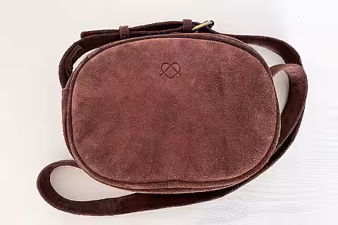 Diese neuwertige Tasche wurde aus einer alten Wildlederjacke genäht. Diese neuwertige Tasche wurde aus einer alten Wildlederjacke genäht.