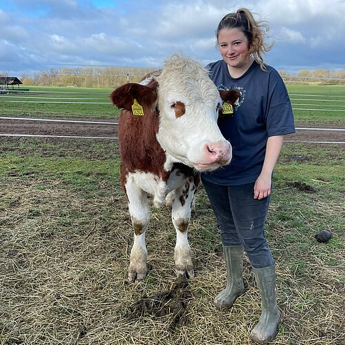 Emilia Löffler, Tierpflegerin auf dem aktion tier Lottihof