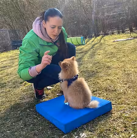 Lilo sizt wie eine Eins auf der Schaumstoffmatte. Lilo sizt wie eine Eins auf der Schaumstoffmatte.