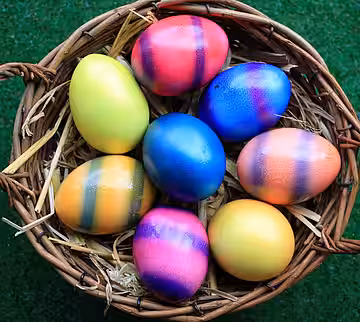 Im Handel erhältliche gekochte und gefärbte Eier müssen nicht gestempelt sein. 