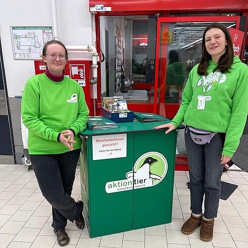Lisa Runge und Karolina Kucharska am aktion tier Stand.
