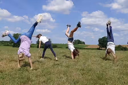 Kinder spielen auf der Wiese.