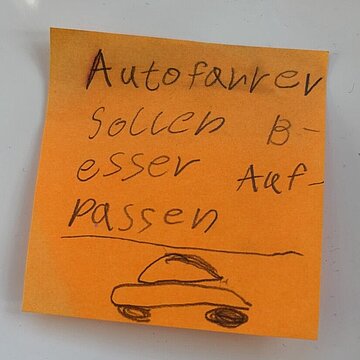 Ein Kind möchte, dass Autofahrer besser aufpassen, damit sie keine Tiere überfahren.