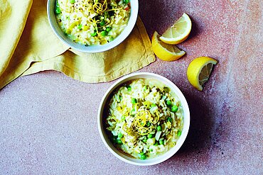 Cremiges Zitronen-Risotto mit Lauch und Erbsen