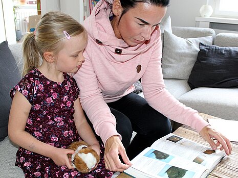 Bücher liefern wertvolle Informationen. Bücher liefern wertvolle Informationen.