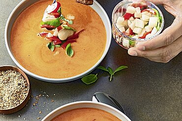 Paprika-Bohnen-Gazpacho mit Birnen-Paprika-Salsa