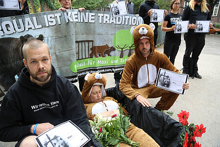 Demonstranten vor dem Bärenzwinger. 