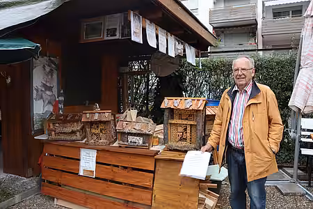 Bernhard Gomm in seiner Garten-Werkstatt. Bernhard Gomm in seiner Garten-Werkstatt.