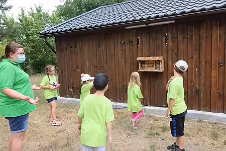Tierheimleiterin M. Laser erklärt das Insektenhaus.