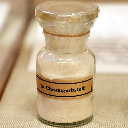 Ein Fläschchen mit Chromgerbstoff im Weißgerbermuseum Doberlug-Kirchhain. Ein Fläschchen mit Chromgerbstoff im Weißgerbermuseum Doberlug-Kirchhain.