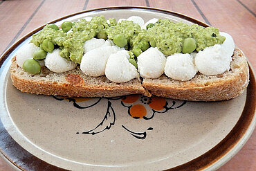 Brot mit Erbsenpürree und Büffelmozzarella 