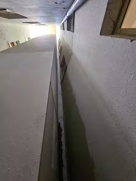 Blick in den Schacht, in dem das Eichhörnchen saß und alleine nicht mehr rauskam.