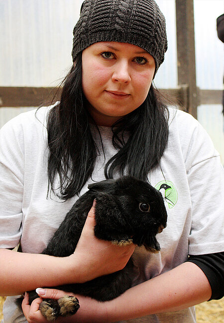 Myriam Laser mit einem geretteten Kaninchen