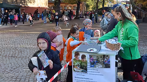 Große Freude über neuen Lesestoff.