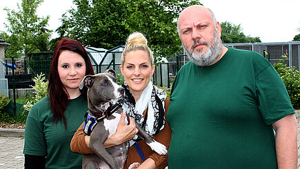 Anne Pionke, Sandy Mölling und Mario Assmann mit Blue. Foto: © aktion tier e.V./Bauer