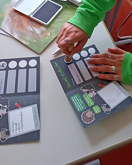 Die Tierschutzlehrerin stempelt die ersten Felder ab.