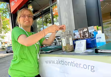 Nadine vom Team Berlin hat schon fast alle Sämereien verschenkt. Nadine vom Team Berlin hat schon fast alle Sämereien verschenkt.