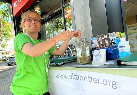 Nadine vom Team Berlin hat schon fast alle Sämereien verschenkt.