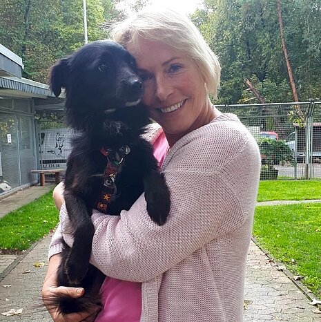 aktion tier Biologin Ursula Bauer mit Hund Oscar kurz nach seiner Ankunft im Tierheim Mayen.