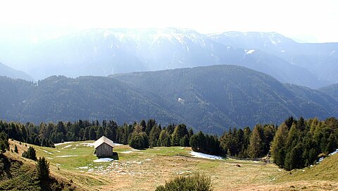 Eine kleine Feldscheune auf einer Voralm in Südtirol. 
