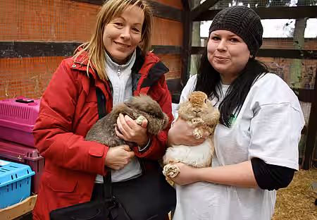 Ursula Bauer (li.) und Myriam Laser (re.) mit zwei Kaninchen in Neu-Lübbenau