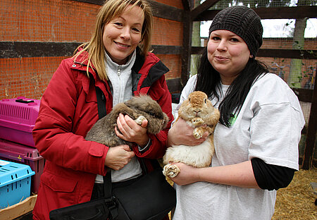 Ursula Bauer (li.) und Myriam Laser (re.) mit zwei Kaninchen in Neu-Lübbenau