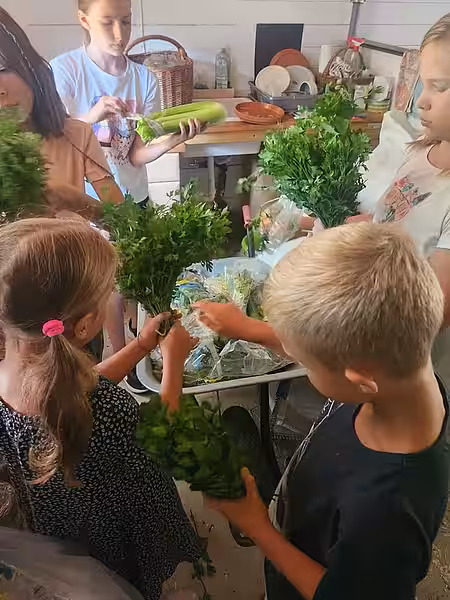 Bei der Zubereitung des Frühstücks.