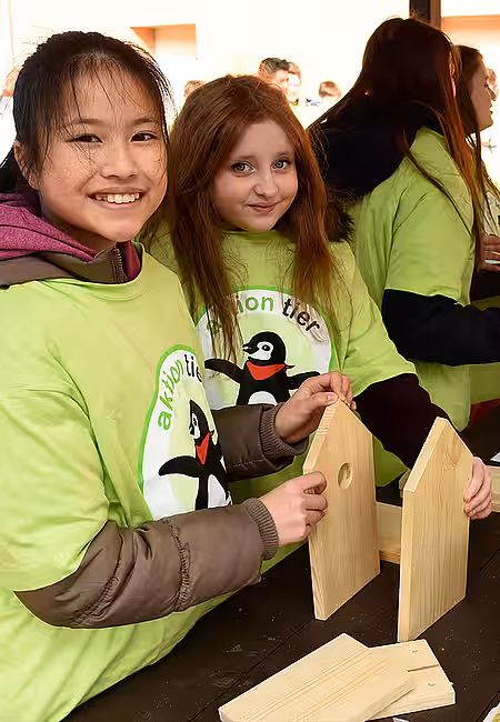 Kinder bauen Nistkästen