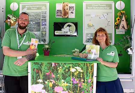 aktion tier Mitarbeiter stellen die Gartenkampagne vor
