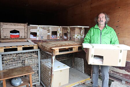aktion tier Mitarbeiter mit Schlafhäuschen