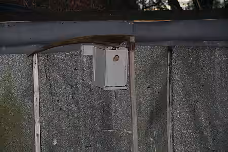 Nistkasten an der Hauswand. 