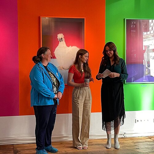 v.l.n.r.: Christine Geburtig, Leiterin des aktion tier Lottihofs, Galeristin Joya Erlebach und die Künstlerin Kristin Schnell Vernissage der Fotografin und Künstlerin Kristin Schnell