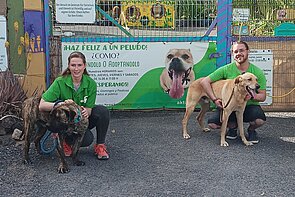 Hanna Fleischhauer und Jonas Scheuer, Mitarbeiter von aktion tier, zu Besuch im Tierheim auf Teneriffa. Hanna Fleischhauer und Jonas Scheuer, Mitarbeiter von aktion tier, zu Besuch im Tierheim auf Teneriffa.