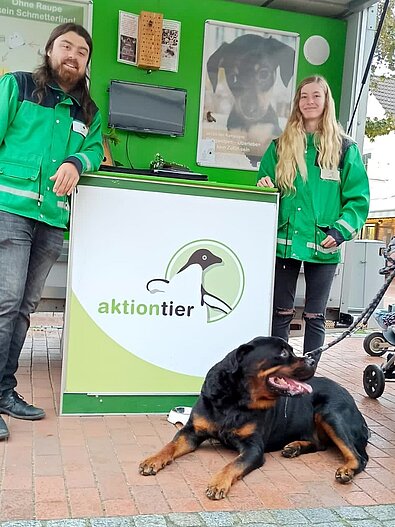 Odin war bei den aktion tier Mitarbeitern Malte Lohmann und Luisa Machol in den besten Händen