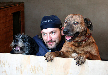 Tierpfleger 'Schmitti' mit geretteten Vitzeroda Hunden im Tierschutzcentrum aktion tier Meissen. 