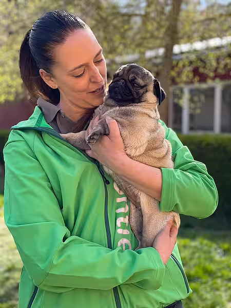 Ann Kari mit einem Tierheimhund