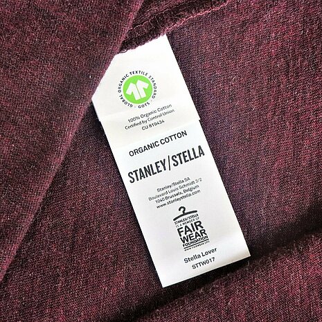 Kleidungsstück aus 100% Biobaumwolle, unter menschenwürdigen Bedingungen hergestellt und GOTS-zertifiziert.