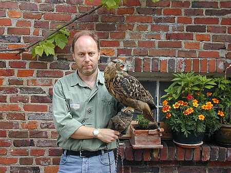 K. Meyer mit Greifvogel