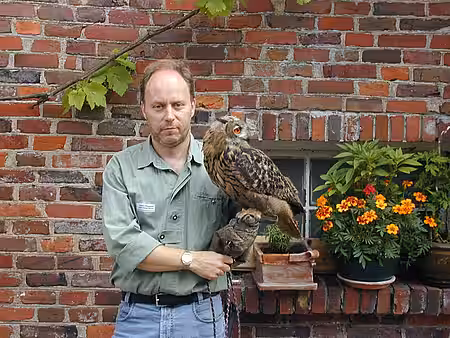 K. Meyer mit Greifvogel