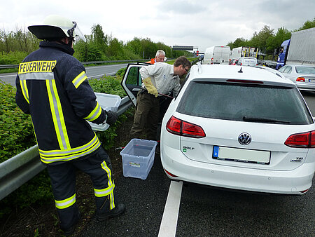 Erste Untersuchung des Autos. 