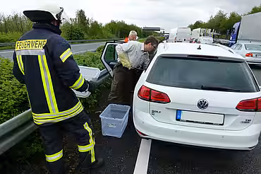 Erste Untersuchung des Autos. 