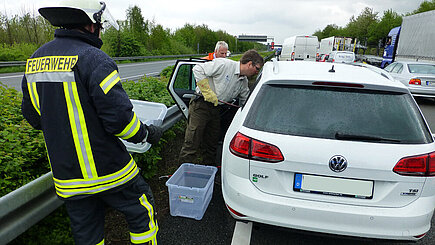 Erste Untersuchung des Autos. 