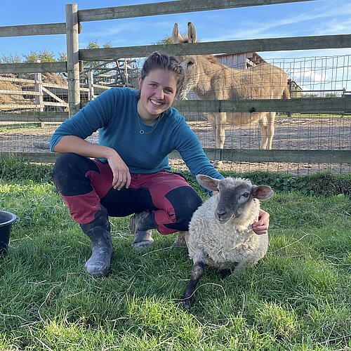 Anouk Vandre mit Schaf Fritz.