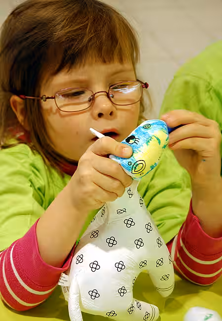 Schulkind beim Malen 